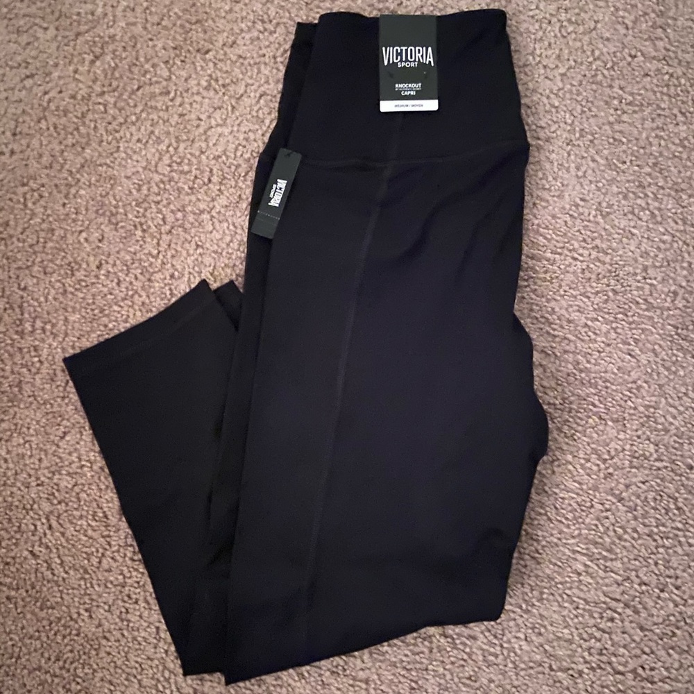 Victoria sport knockout Capri leggings.